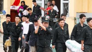 Cảnh sát được người dân Đồng Tâm trả tự do sau khi bắt giữ làm con tin trong vụ tranh chấp đất ở Mỹ Đức, Hà Nội năm 2017