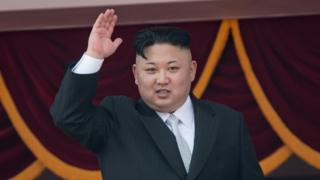 金正恩在平壤人民大學習堂露台上向參與閲兵式的黨政幹部和群眾揮手(15/4/2017)