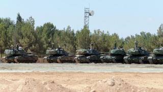 Suriye sınırında bekleyen Türk tankları