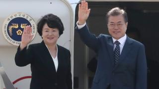 문재인 대통령과 김정숙 여사가 한·러 정상회담에 참석하기 위해 21일 오전 경기도 성남 서울공항에서 전용기에 탑승하기 전 손을 들어 인사하고 있다.