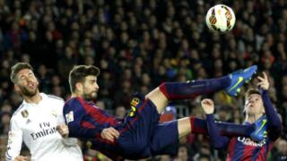 C'est la première fois depuis 35 ans que les deux clubs jouent hors d'Espagne