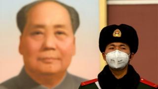 一名军人戴口罩
