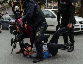 Sert bir şekilde gözaltına alınan bir kişi