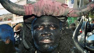 Personificación del demonio en un ritual vudú