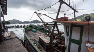 Barco na praia de Suá, em Vitória, Espírito Santo