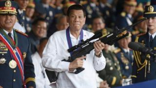El presidente Rodrigo Duterte con un rifle