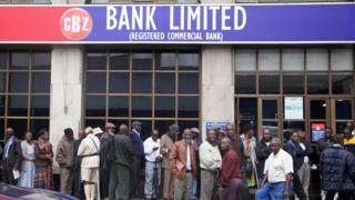 Люди стоят в очереди за деньгами возле банка в Хараре, Зимбабве, 15 ноября 2017 года