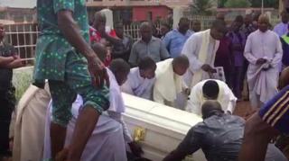 Onyeisi ndụ ụka Katọlik n'Enugu ekwuola na ndị ntọrị wekọrọ ego niile dị na ATM Fada Clement ha tọrọ ma gbuo ya.