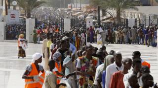 Des milliers de pèlerins sur l'esplanade de la grande mosquée de Touba