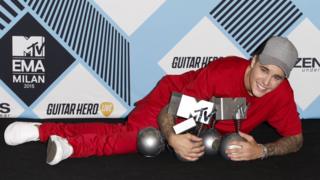 Justin Bieber poses with his awards at the MTV EMAs