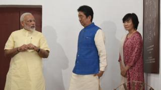 साबरमति आश्रम में शिंज़ो आबे और उनकी पत्नी के साथ नरेंद्र मोदी.