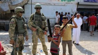 Russian soldiers standing guard in a central street in Syria's eastern city