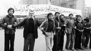 11 Aralık 1978'te Şah aleyhtarı gösteriye katılan İranlılar