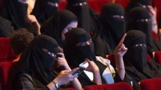 جانب من الحضور النسائي في مسابقة للأفلام القصيرة في السعودية في أكتوبر الماضي