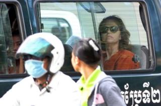 เดวิส-ชาร์ลส์ (นั่งอยู่บนรถ ด้านขวาภาพ) ถูกตัดสินว่ามีความผิด ฐานเกี่ยวข้องกับการรับจ้างอุ้มบุญ