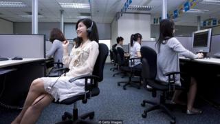 Một số người cho rằng phụ nữ vẫn phải đối mặt với sự phán xét không công bằng trong lực lượng lao động vì quần áo họ mặc, nhưng những người khác cho rằng nó cho phép tự do ngôn luận nhiều hơn.