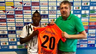 L'international Béninois Jodel Dossou lors de sa signature de son contrat