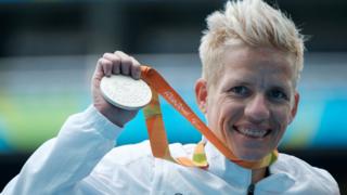 Marieke Vervoort, 2016 Rio Olimpiyatlarında kazandığı gümüş madalyayı gösteriyor.