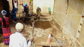 Abakorerabushake bamaze icyumweru bacukura ahabonetse ibyobo rusange