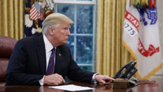 Američki predsednik Donald Tramp sa predstavnicima meksičke delegacije.