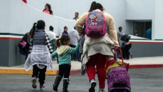 Мигранты идут к порту въезда в Эль-Чапаррал в Тихуане, Мексика, на границе с США.
