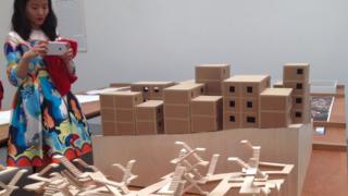 Visitante fotografa maquete