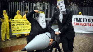 Активисты, одетые как Дональд Трамп и Ким Чен Ын, борются за ядерную бомбу в знак протеста против Ислана