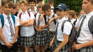 Niños en falda