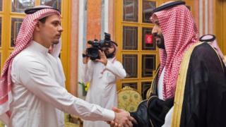 صلاح خاشقجي (اليسار)، وولي العهد السعودي الأمير محمد بن سلمان
