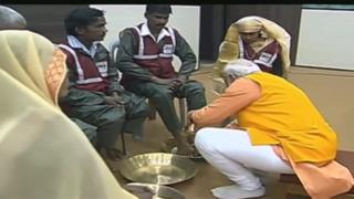 కాళ్లు కడుగుతున్న మోదీ