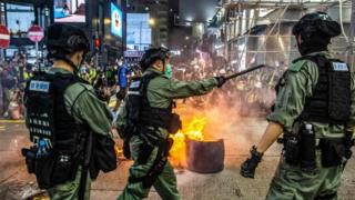 Полиция удерживает продемократических протестующих от блокирования дорог в районе Монг Кок в Гонконге 27 мая 2020 г.