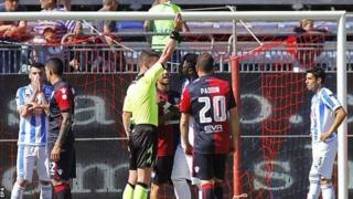 Sulley Muntari akipewa kadi ya njano