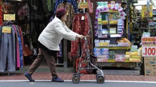 Пожилая женщина, использующая ходунки в Японии