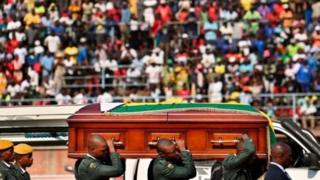 Maelfu ya raia wa Zimbabwe walikusanyika mjini Harare kuushuhudia mwili wa Mugabe ukiwasili