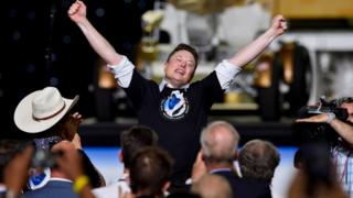 El CEO y propietario de SpaceX, Elon Musk, celebra después de lanzar un cohete SpaceX Falcon 9 y una nave espacial Crew Dragon