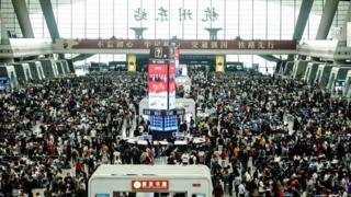 Crowd of people inside Hangzhou's railway station