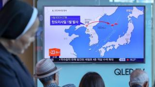 首爾火車站群眾收看電視上有關朝鮮發射導彈報道的乘客與路人(14/5/2017)