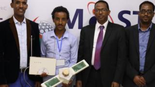 Sawir Xamza Xaamid laga qaaday xilli abaalmarin uu ku guuleystay