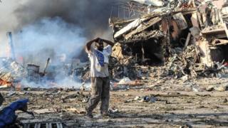 Un homme traumatisé après l'éclatement d'un véhicule piégé à Mogadiscio.
