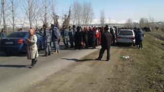 Жол тосууга келгендер саны жүзгө чамалайт дейт жергиликтүү активисттер.