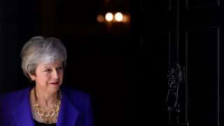 Theresa May na frente de seu escritório em 2 de maio de 2019