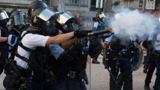 香港黃大仙「反送中」衝突現場警察發射催淚彈(5/8/2019)