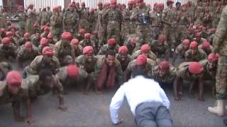 Ra'isulwasaaraha Itoobiya oo la jimicsanaya ciidan