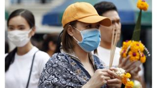 turista chinesa em templo em Bangcoc, Tailândia