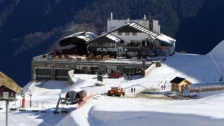 France avalanche: Three skiers killed in Pyrenees - BBC News