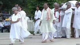 अटल बिहारी वाजपेयी को मुखाग्नि देने जाती उनकी दत्तक पुत्री नमिता
