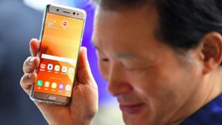 Hombre sosteniendo un Galaxy Note 7