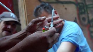 Consumadores de opioides por las calles de Vancouver.