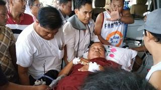 ဆရာတော်ရဲ့ ညာဘက် ရင်အုပ်မှာ လက်နက်ကြီး ကျည်စ ဖောက်ဝင်သွားခဲ့