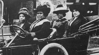Madam C.J. Walker conduce un auto en 1911.